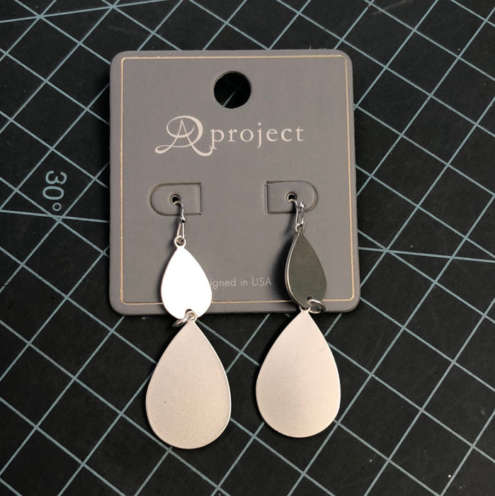 DOUBLE SILVER TEARDROP EARRING